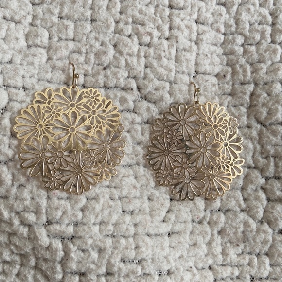 💌 Handmade Filagree Gold Tone Floral Disc Earrings - Picture 4 of 7